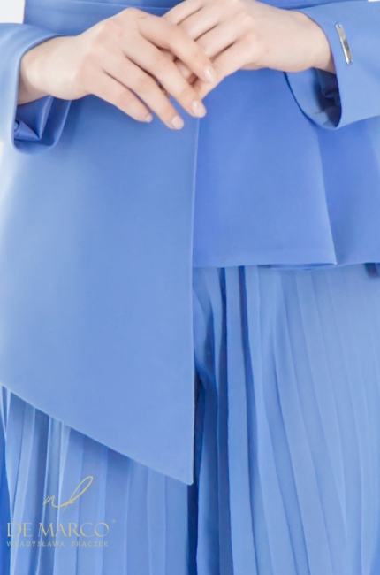 NIebieskie dwuczęściowe damskie spodnium wizytowe. Najpiękniejsze niebieskie garnitury damskie De Marco. Szycie pasowane szycie miarowe De Marco