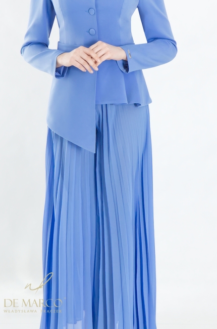 Komplety damskie ze spodniami na wesele 2024. Najmodniejsze garnitury damskie spodnium wizytowe w kolorze niebieskim. Sklep internetowy De Marco