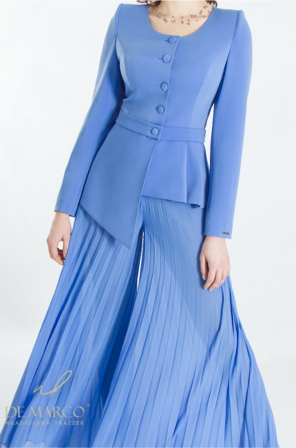 Oryginalny komplet spodnium niebieskie dwuczęściowe. Modny wyszczuplający żakiet w zestawie z plisowany spodniami palazzo. Polski producent luksusowej odzieży damskiej De Marco