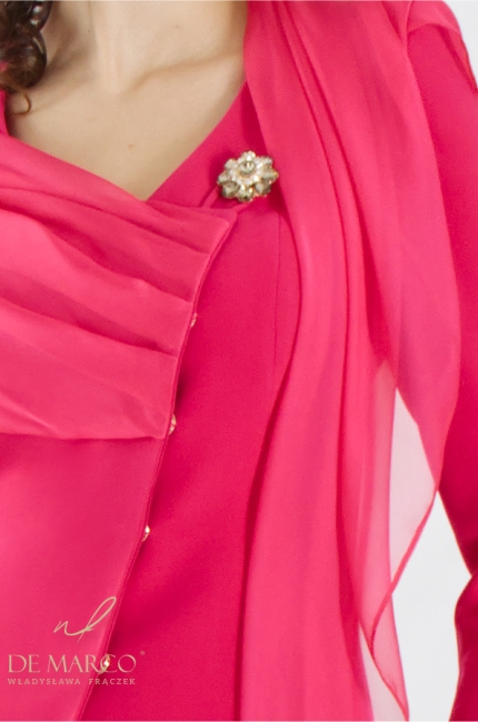 Piękna i elegancka garsonka wizytowa w kolorze amarant ze stylowym szalem. SKlep internetowy De Marco