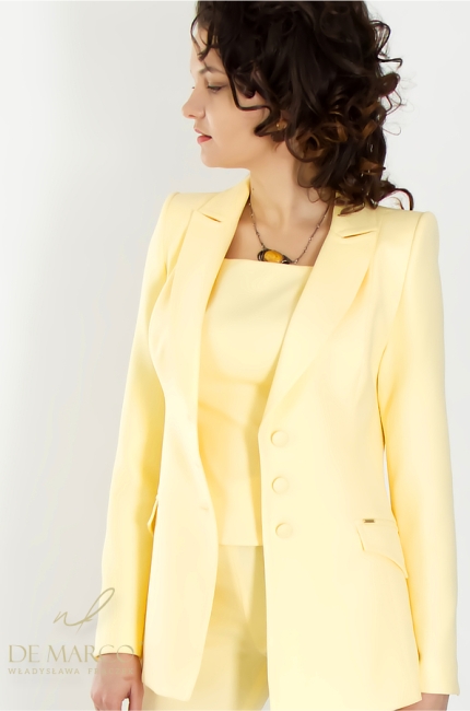 De Marco - polski producent luksusowej odzieży damskiej dla bizneswoman kobiet sukcesu biznesu. Najpiękniejsze żółte zestawy damskie ze spodniami idealne na lato. Polski producent De Marco